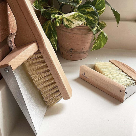 ecoLiving Brushes Scandi Style Mini Wooden Dust Pan & Brush - Plastic Free