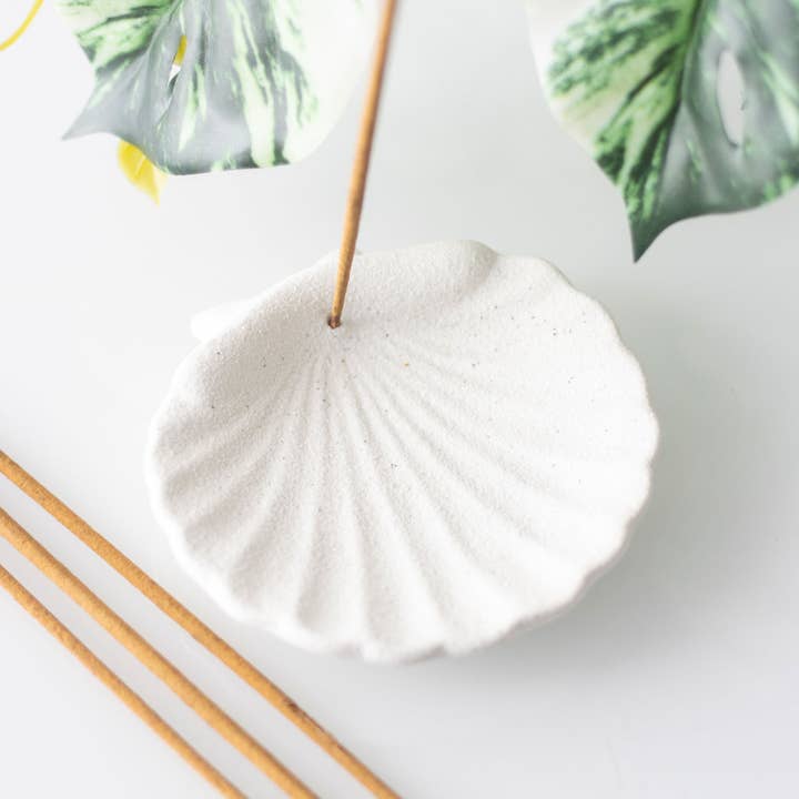 Something Different Wholesale Home Fragrance Accessories Scallop Shell Ceramic Incense Holder – Minimal & Heat-Resistant – 10.5cm